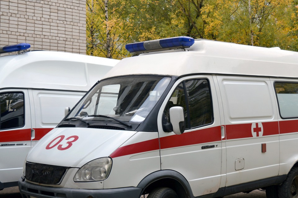 Один человек погиб после падения автобуса в реку в центре Петербурга 