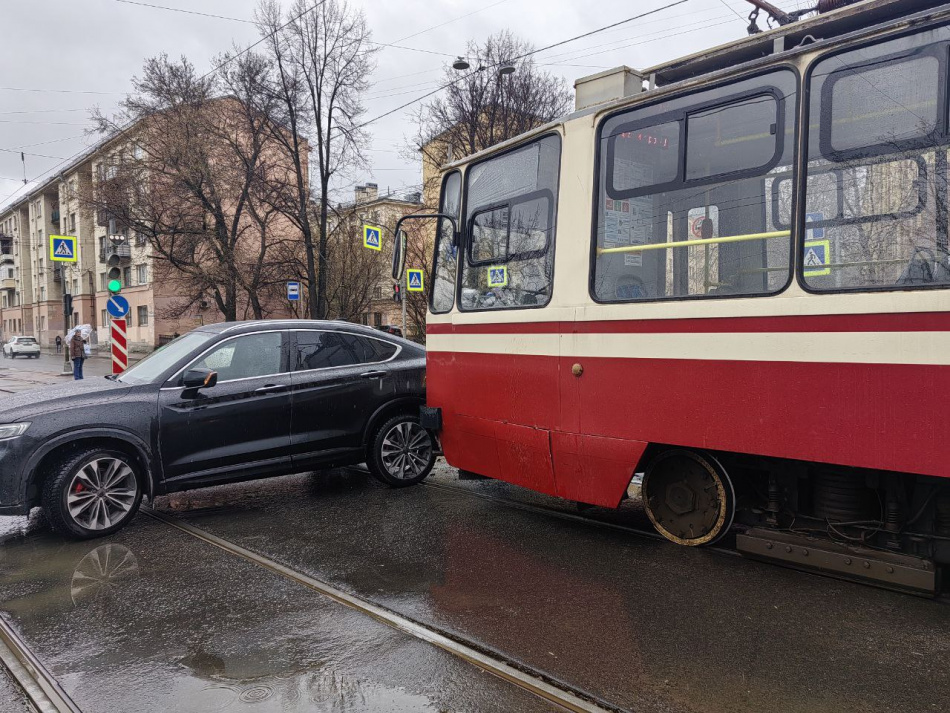 На Лесном проспекте столкнулись трамвай и автомобиль 